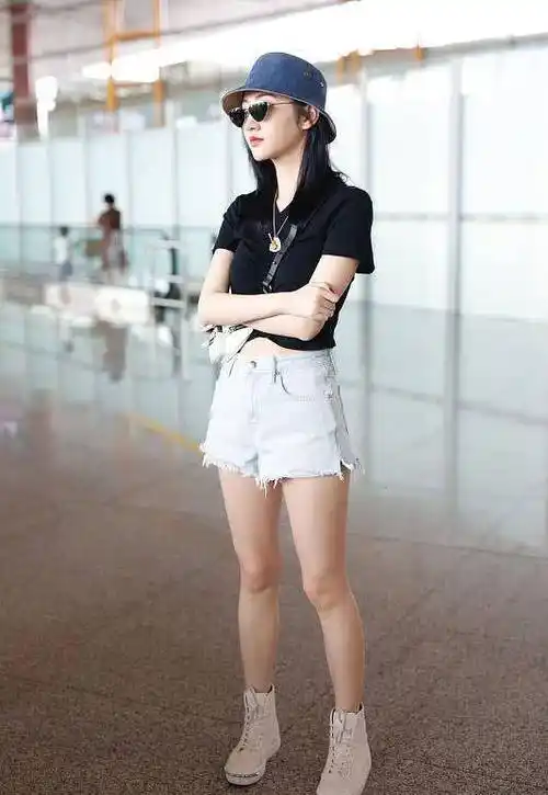 原创景甜又瘦了穿黑色露脐装到机场背个斜挎包又潮又美