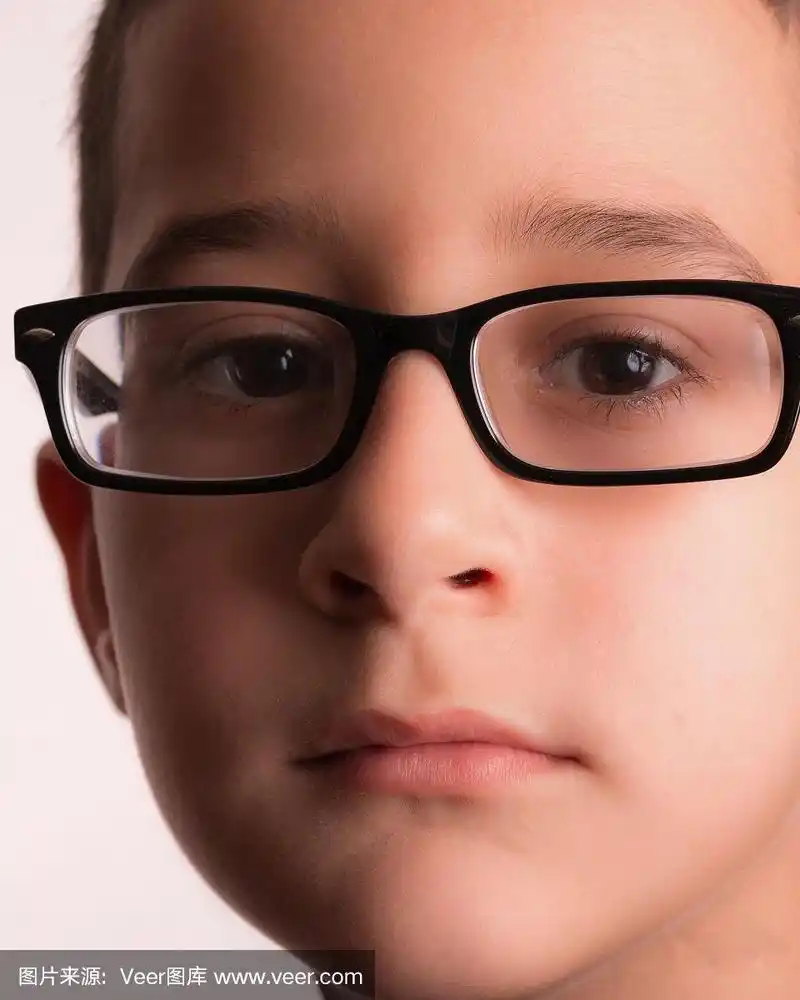儿童戴眼镜