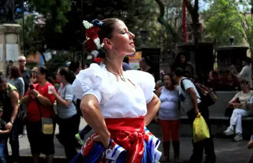 圣何塞的艺术节,满大街都是跳着哥斯达黎加民族舞蹈的女孩.