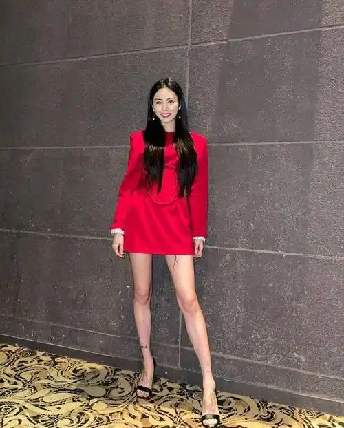 林珍娜nana,红色短裙秀火辣身材,腿上"纹身"增添神秘感?