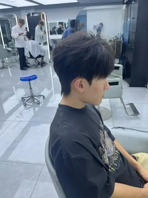 这款发型简直是为小巧玲珑脸型的男士量身定制的,可爱又时尚,绝对让你