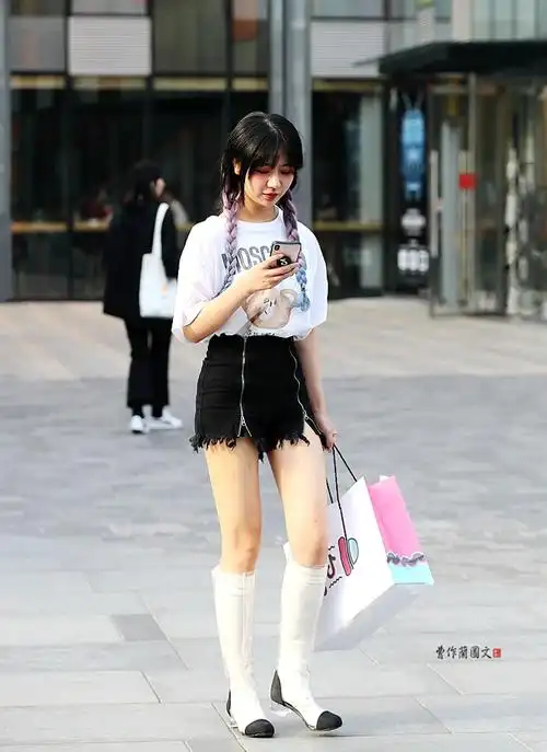 的整体搭配效果的美女,是不在乎温度高低的,这与冬天里光脚穿凉鞋一样