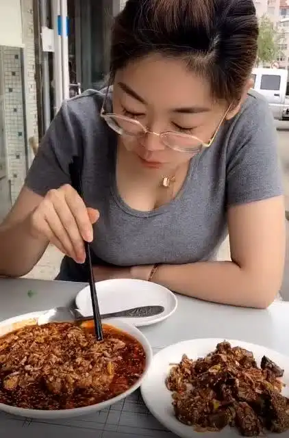 一看就是四川妹子,吃饭时拍下这一幕,估计北方人接受不了