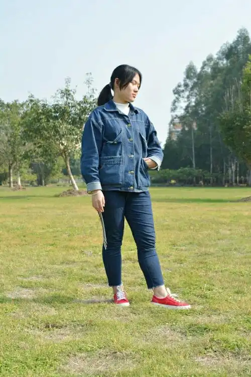 全身的深蓝色牛仔搭配,颜色和谐统一.令人看起来精神良好,有活力.