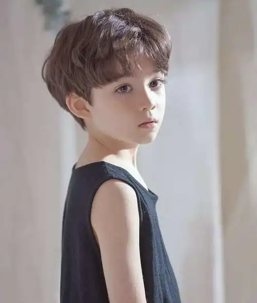 发型穿搭不输小鲜肉,他才是全网最靓的崽_男童童装_童之路校服_幼儿园