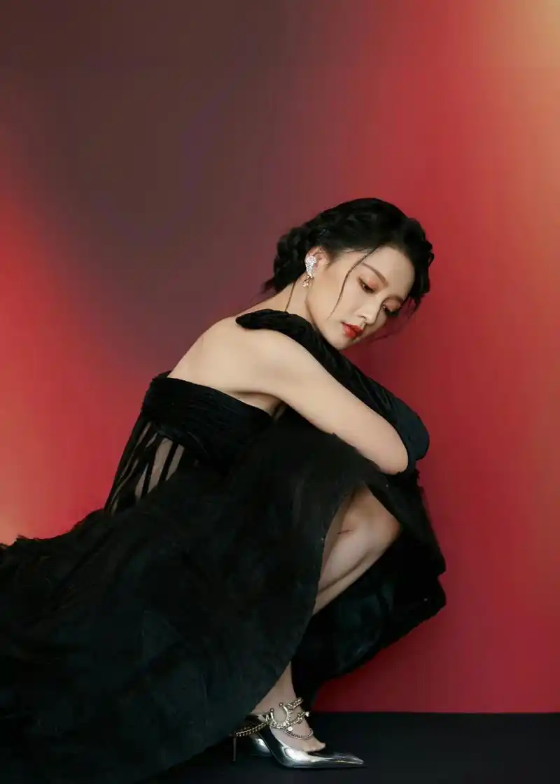 智族gq年度人物盛典# 李沁身着黑色抹胸式礼服裙像极了奥黛丽赫本风.