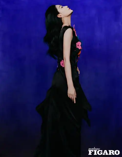 李沁费加罗七月刊封面##李沁真空外套