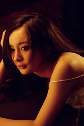 性感辣妈杨幂丰胸艺术写真上一张 下一张 简介 性感辣妈杨幂大尺度