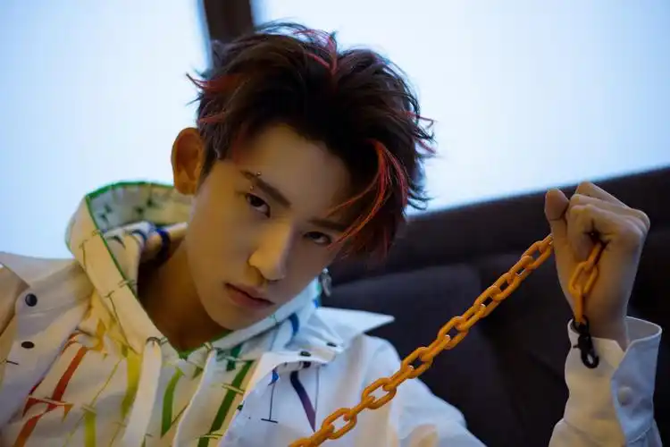 小鬼王琳凯江苏卫视跨年演唱会彩排照释出