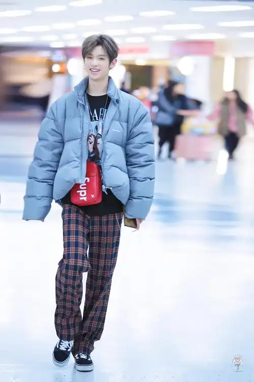 justin回国一周年  justin快乐大本营黄明昊justin今早北京出发76