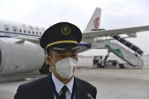 与众多乘客的感受有所不同,执行此次飞行任务的国航机长