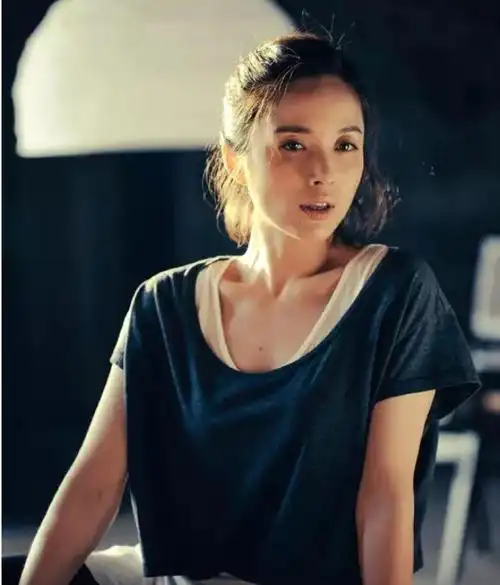 靳东老婆李佳二胎是男是女(43岁靳东二胎儿子近照曝光)