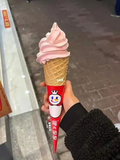 蜜雪冰城新品草莓雪糕三块钱的快乐