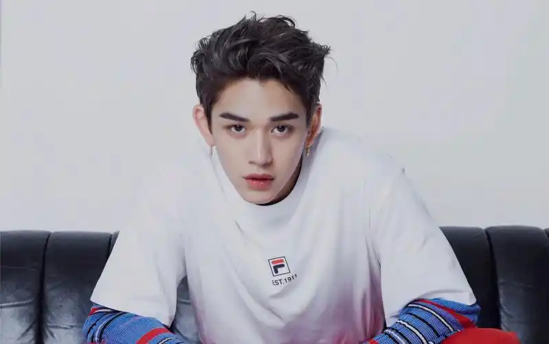 黄旭熙花式秀肌肉