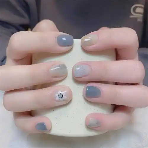 短指甲的美甲款式特别适合学生党和上班族哦