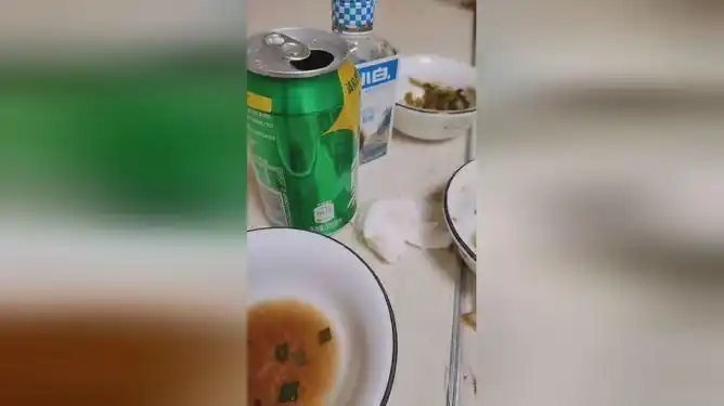 闺蜜失恋了只能陪着她一起喝酒该怎么劝她