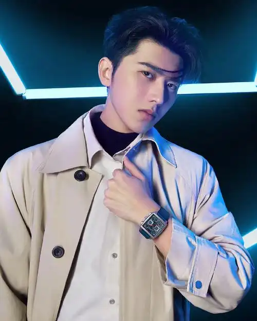 蔡徐坤白色风衣未来感大片##蔡徐坤风衣造型男友感