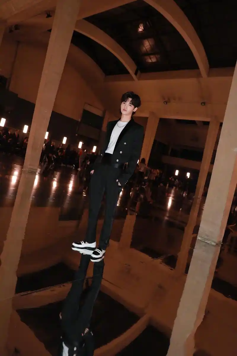 看秀look一身黑色经典6扣西装内搭白色t恤,黄明昊将少年英气与优雅