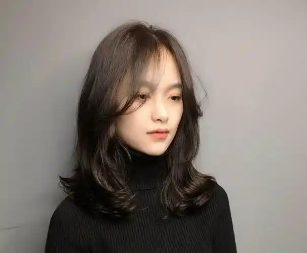 一些中长发好看的发型,烫完自然飘逸显气质,过年发型就该这么烫