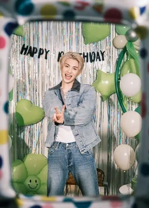 黄明昊21岁生日庆生照##黄明昊21岁生日照