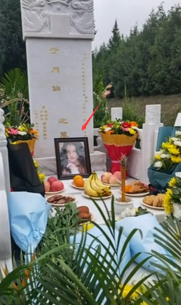 张学松的悼念视频中包括告别仪式当天的照片,以及灵堂布置,于月仙老师