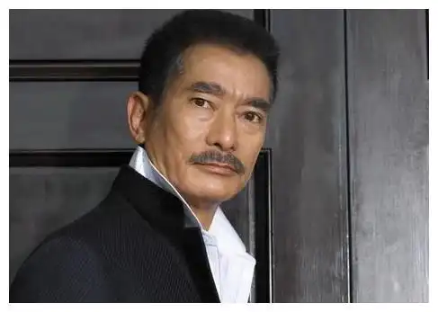 演艺圈"老人"专业户,从二三十岁就演老人,今70岁颜值毫无变化