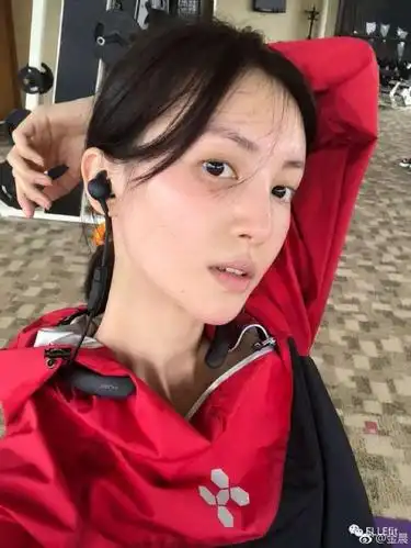 ▼晒出健身照的金晨被网友赞了素颜,为什么小编只想让她推荐粉底.