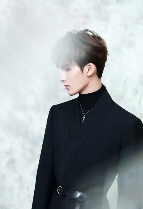 朱正廷酷黑帅气写真图片