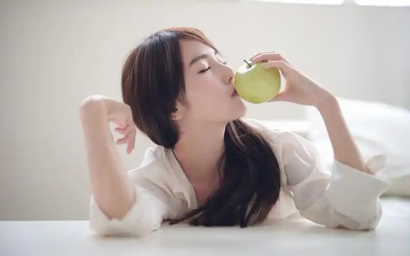 精选温馨的家居美女亲吻苹果电脑壁纸下载