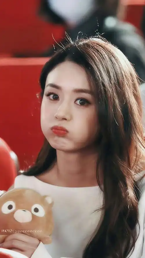 赵丽颖嘟嘴侧颜照#赵丽颖嘟嘴侧颜照,侧颜真的太美啦,颖宝真的好可爱