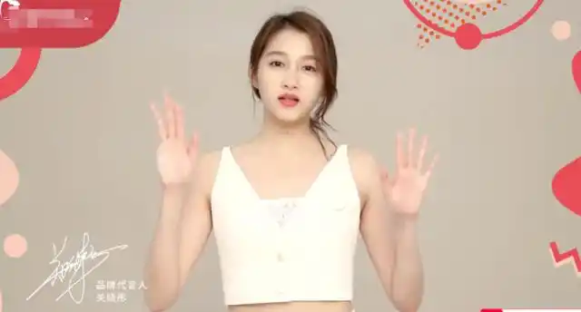 关晓彤"内衣广告"又来了!穿v领都嫌太露,里面多加一件引热议