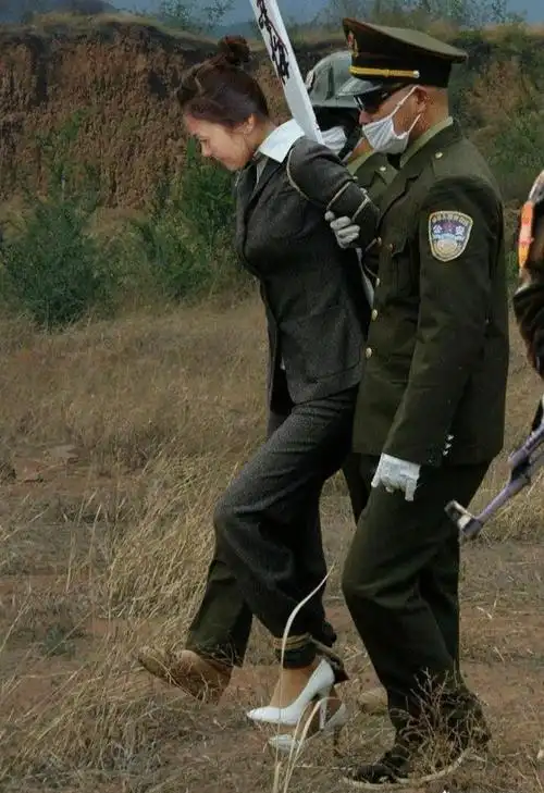 死刑犯被执行枪决时, 为何要用绳子将裤子绑起来?