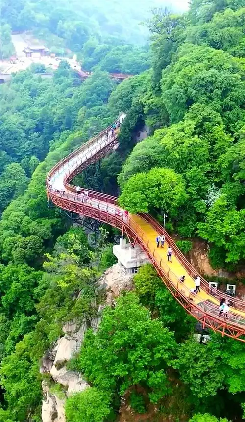 个人认为少华山最好的去处就是潜龙寺,反而其景区最大的玻璃栈道有点