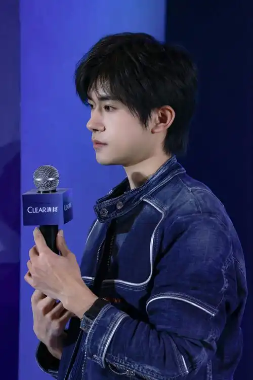 易烊千玺破洞针织内搭##清扬品牌代言人易烊千玺