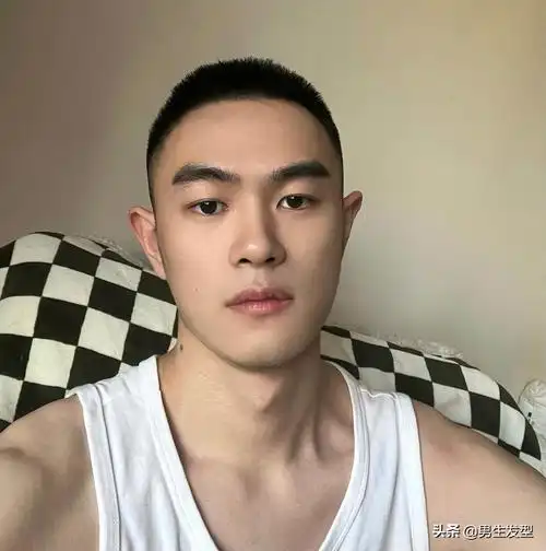 男生在夏季的发型,最好把自己的头发留得短一些,这样才能在炎热的夏天