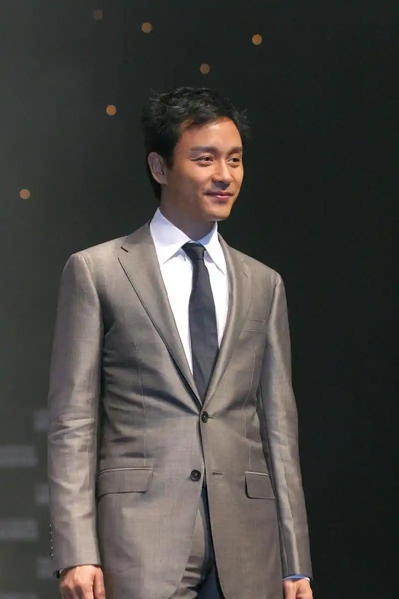 张国荣以其独特的声线和出色的演技成为了华语娱乐圈的巨星之一.