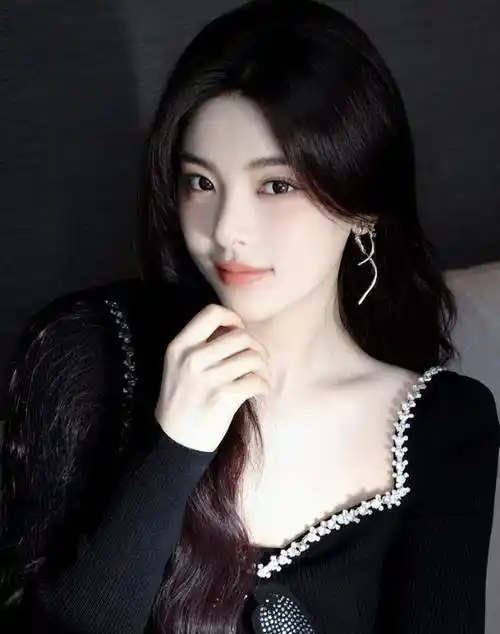 杨超越黑色服装美丽大方