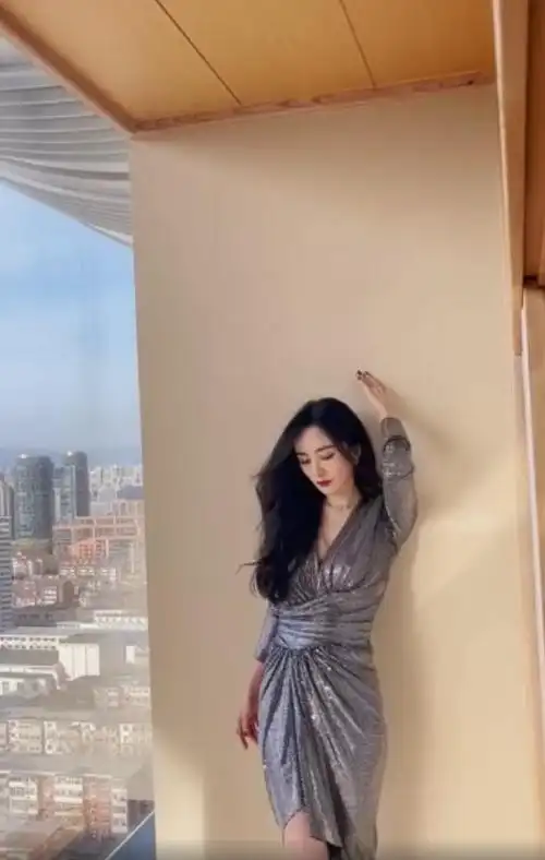 杨幂活动现场被偷拍,看清她生图下的腿之后,p图都无从下手