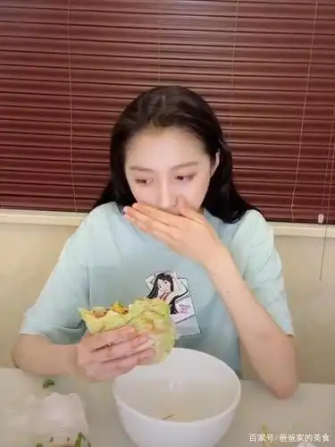 关晓彤公开"妈妈牌"三明治教程,馅料很足,太美味了