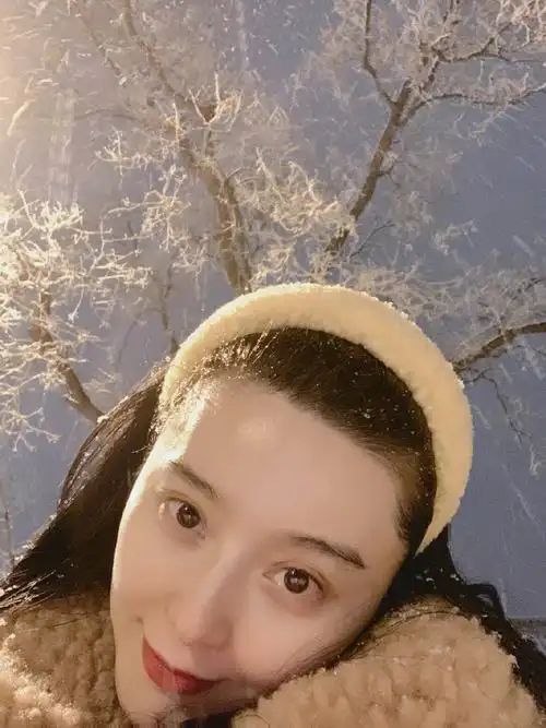 原创范冰冰晒素颜赏雪九宫格皮肤白皙张口大笑秀色可餐