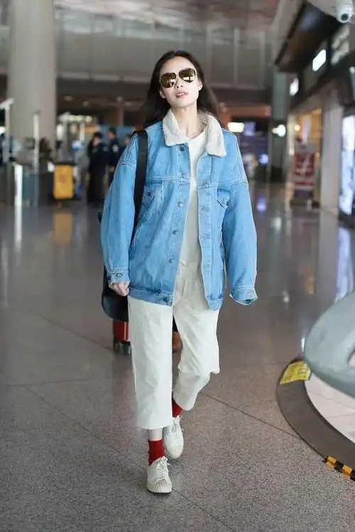 倪妮的时尚真挺洒脱的,随性的搭配很简约,真是没有明星架子