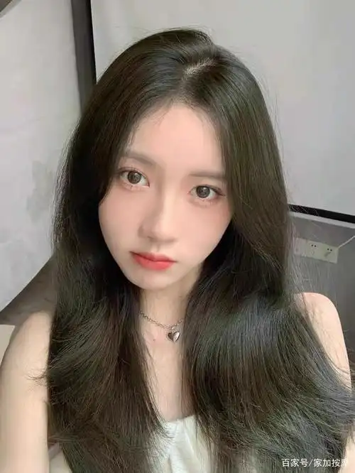 其实不止娱乐圈有美女,现实生活中我们也能见到很多的美女,每个学校的