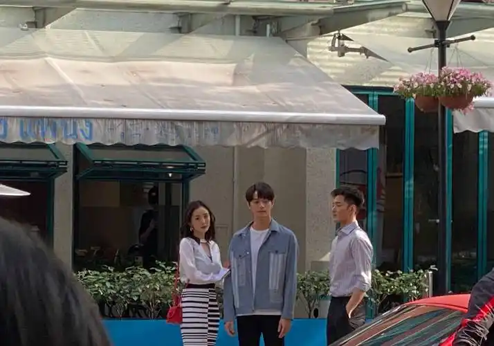 杨幂许凯新戏路透曝光路人镜头下杨幂短裙造型身材超抢镜