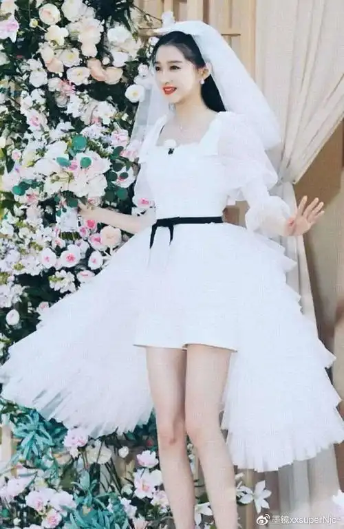 关晓彤白色蓬蓬婚纱美呆了!搭配白色短裤 小白鞋,清新脱俗