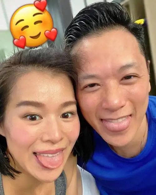 胡杏儿与老公懒理酒吧违规风波 两人贴脸自拍恩爱十足