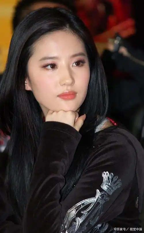 刘亦菲为何单身至今?不是没人敢娶,看完这些照片你就明白了!