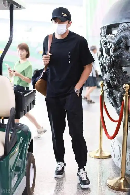 邓超出现在北京机场,他这次搭配了一身黑色的衣服|投资者|电影导演