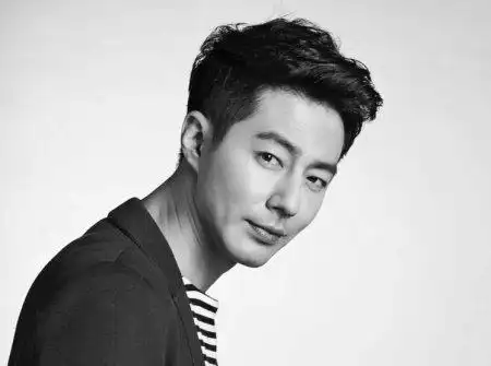 谁有韩国人气偶像赵寅成的美图?不要那种带水印的.有的私信我.