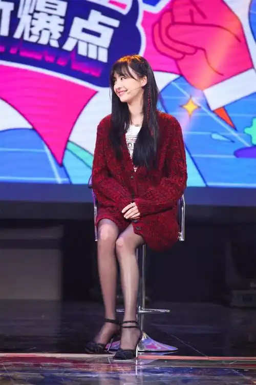 郑爽的丝袜腿真不是吹的穿大毛衣配高跟鞋亮相性感又迷人