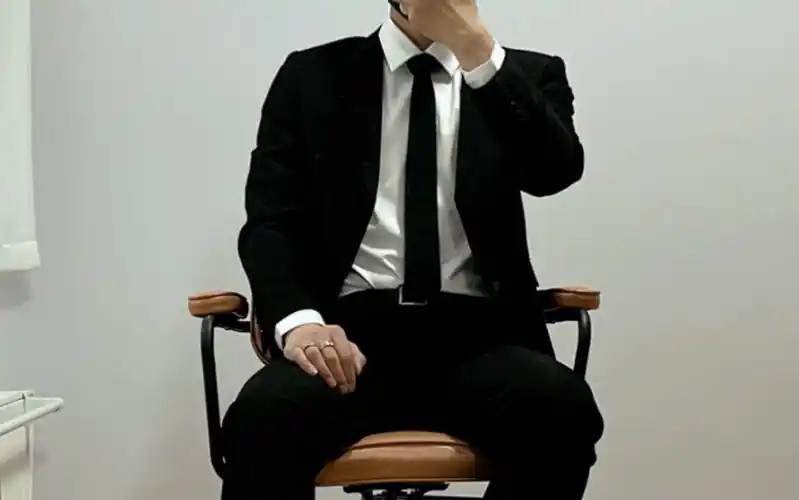 喜欢镜子里的黑色西装男吗?